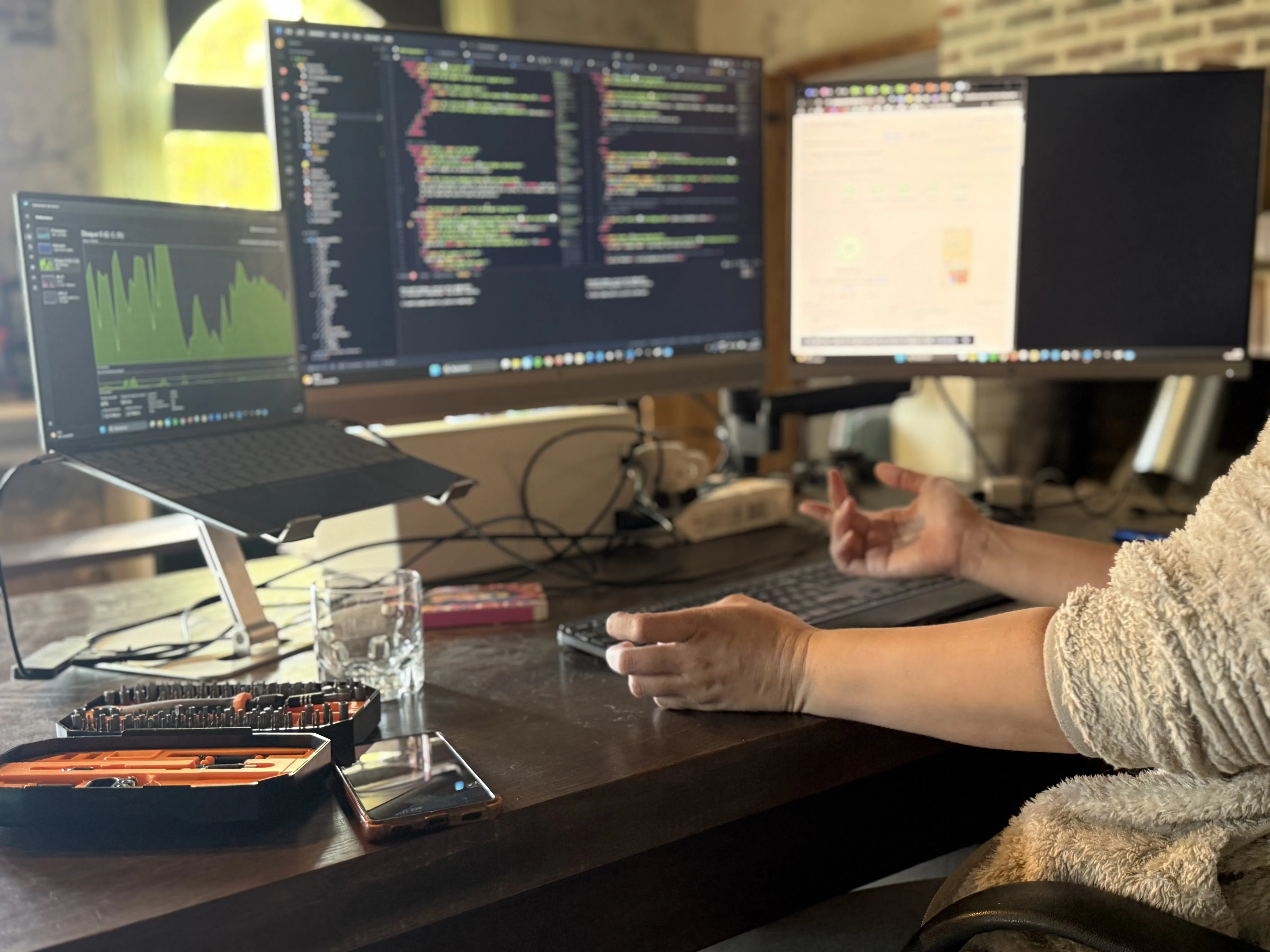 Isadora Vuong Van (Dame de Clic) en train de coder un site internet sur son ordinateur avec trois écrans